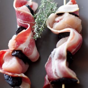 Brochettes pruneaux, lard, volaille. Thym frais.