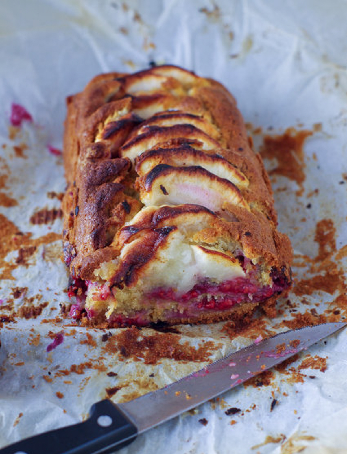 Gâteau aux pommes et framboises, fait maison