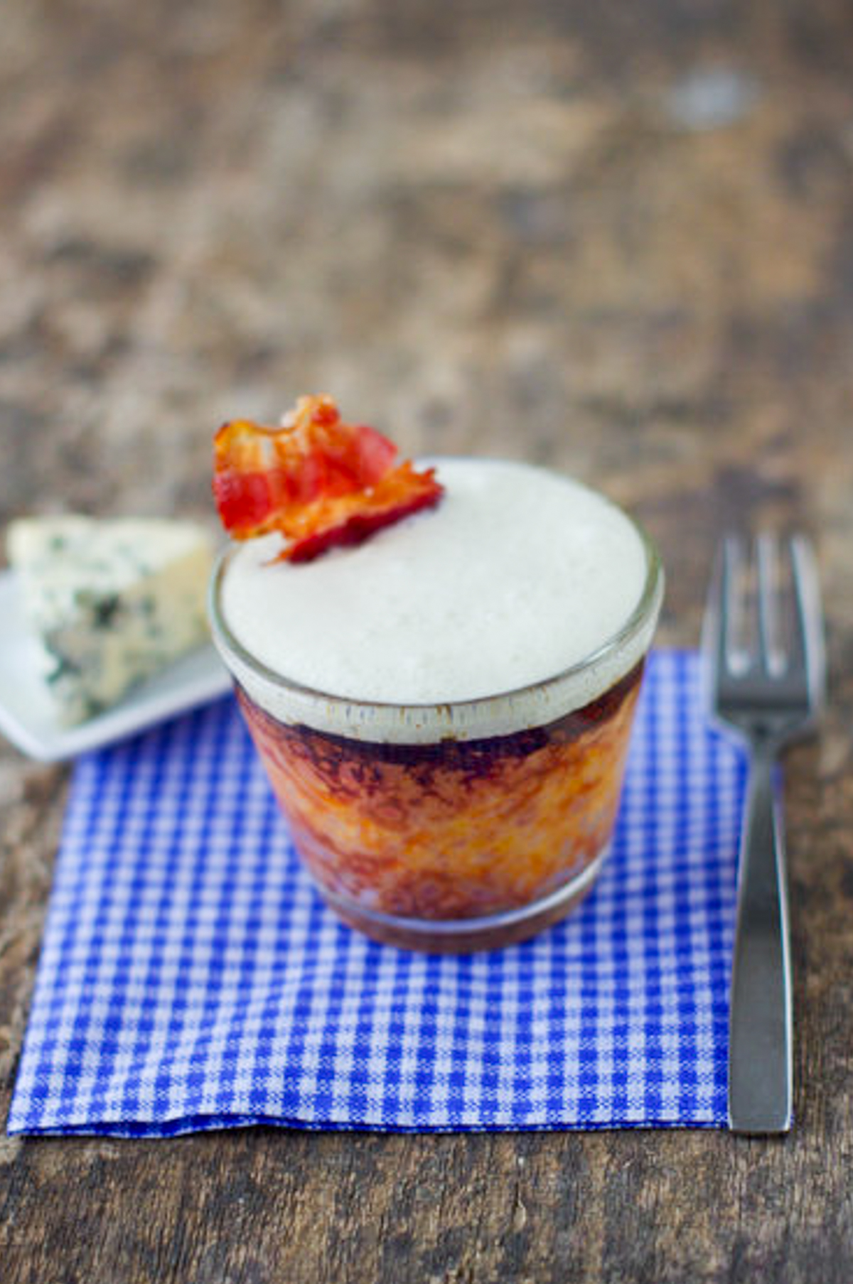 Verrine gourmande: mousse, lard, fromage bleu, fourchette.