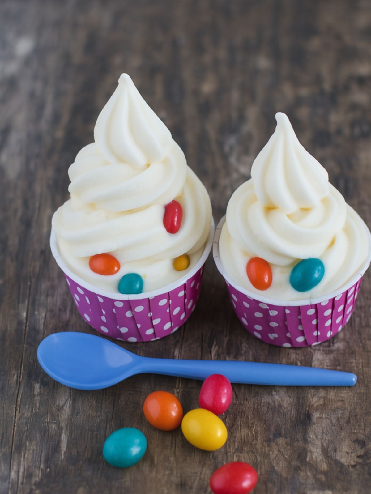 Deux cupcakes vanille décorés de bonbons colorés