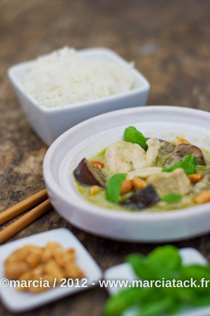 recette de cuisine thaïlandaise, poulet à la pâte de curry vert