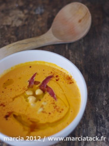 Soupe de potimarron avec une cuillère en bois.