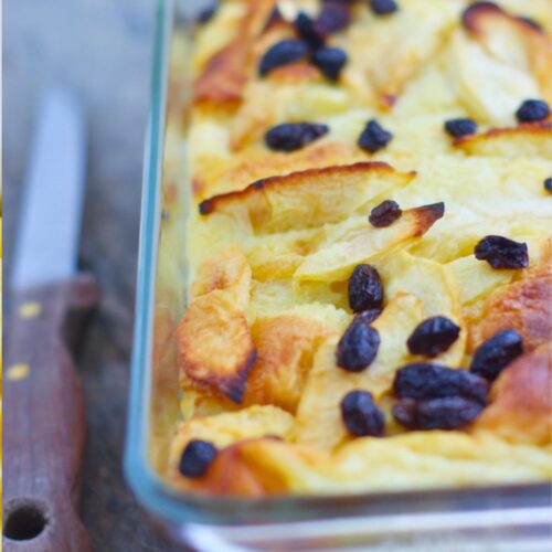Pouding au pain aux pommes et raisins secs