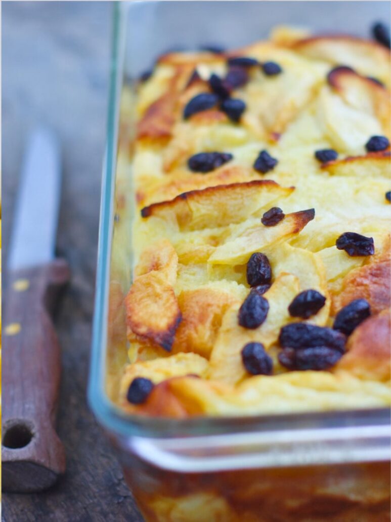 Dessert anti-gaspi avec brioche rassis et pommes et raisins secs