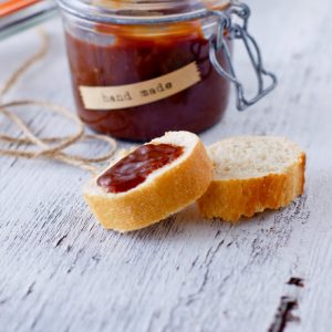 Confiture artisanale sur pain baguette