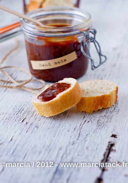 Confiture artisanale sur pain baguette