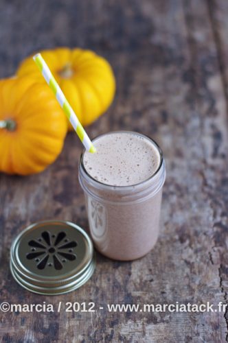 Smoothie à la citrouille dans un pot Mason.