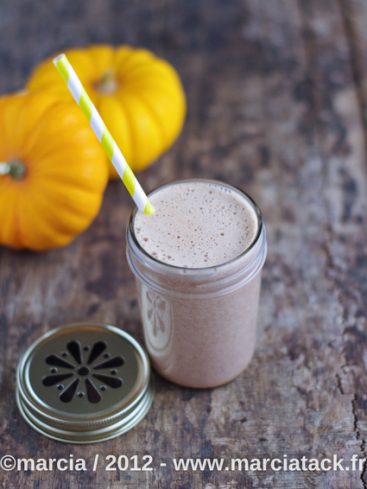 Smoothie à la citrouille dans un pot Mason.