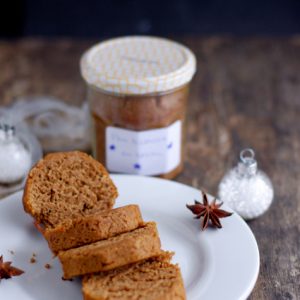Pain d'épices tranché avec confiture et décorations hivernales.