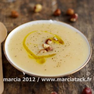 Velouté de légumes avec noisettes et huile d'olive