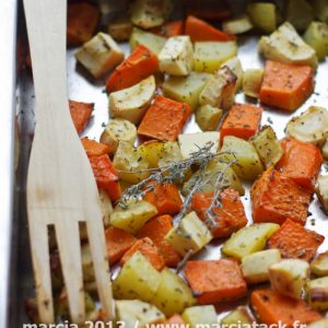 Légumes racines rôtis avec herbes et fourchette en bois.