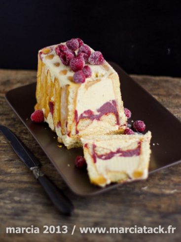 Charlotte aux framboises, biscuits cuillère et crème.