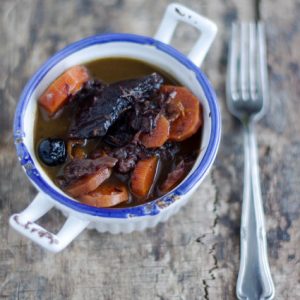 Boeuf bourguignon avec carottes et fourchette