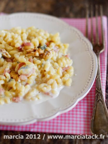Plat de spätzle au jambon, bleu et noix.