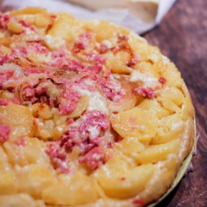Tarte au fromage, pommes de terre et lardons, appétissante.