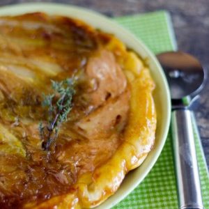 Tarte tatin endives caramélisées, thym frais, coupe pizza