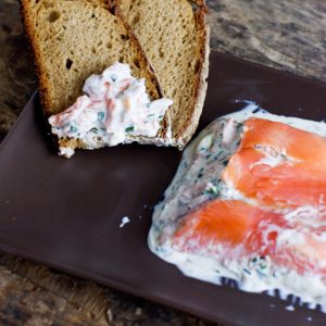 Saumon fumé, pain de seigle et sauce crémeuse