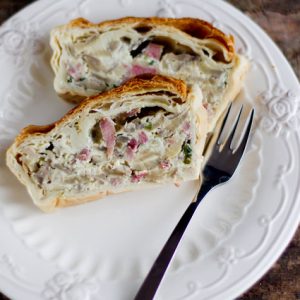 Pâté en croûte aux champignons et jambon, appétissant.