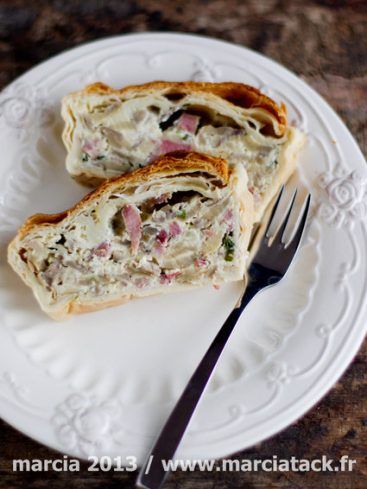 Pâté en croûte aux champignons et jambon, appétissant.