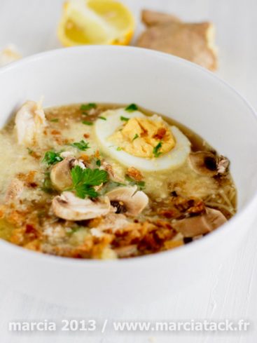 Bol de soupe au poulet, œuf et champignons