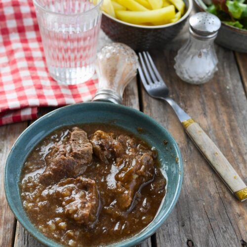 assiette de carbonade flamande avec des frites et une sauce onctueuse