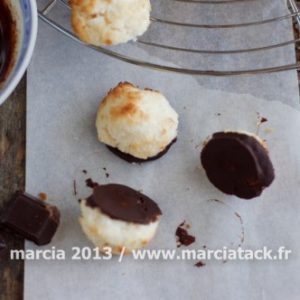 Rochers coco trempés dans chocolat fondu, délicieux dessert.