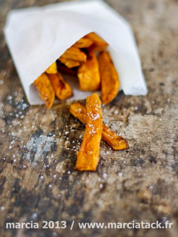 Frites de patates douces dans un cornet en papier