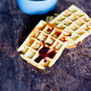 Gaufres avec sauce chocolat, sur fond bois rustique