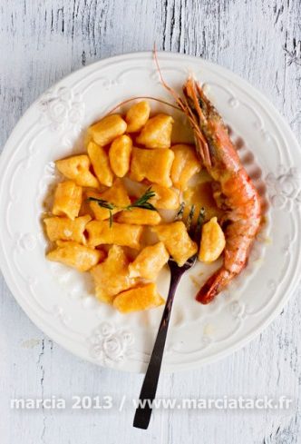 Assiette de gnocchis à la courge avec une crevette