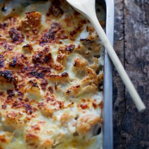 Gratin de chou-fleur crémeux au fromage, cuillère en bois