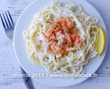 Assiette de spaghetti crémeux au saumon et citron.