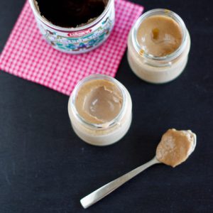 Pâte à tartiner maison en pots et cuillère.