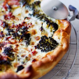 Quiche brocoli lardons, vue rapprochée, appétissante
