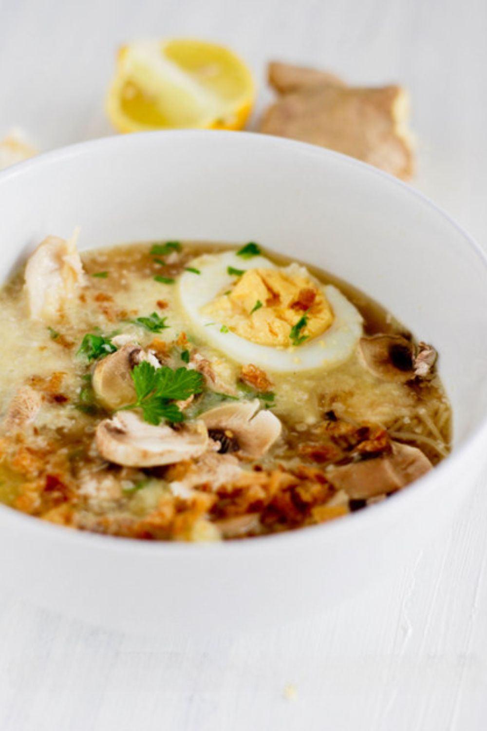 Bol de soupe avec œuf, champignons et citron.
