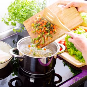 Préparation d'une soupe de légumes frais en cuisine
