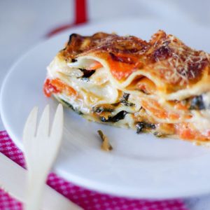 Lasagnes aux légumes sur assiette blanche, fourchette