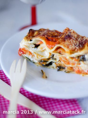 Lasagnes aux légumes sur assiette blanche, fourchette