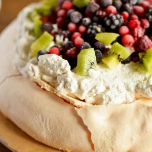 Pavlova aux fruits rouges et kiwi, dessert gourmand