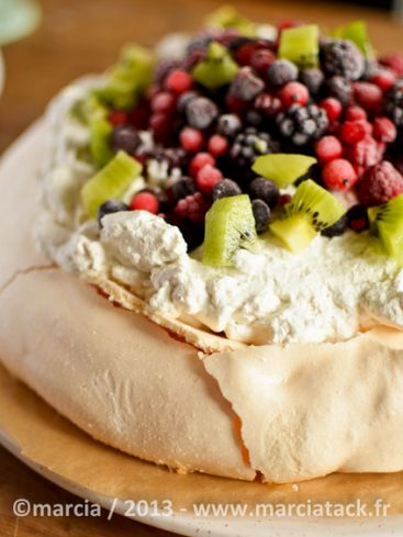 Pavlova aux fruits rouges et kiwi, dessert gourmand