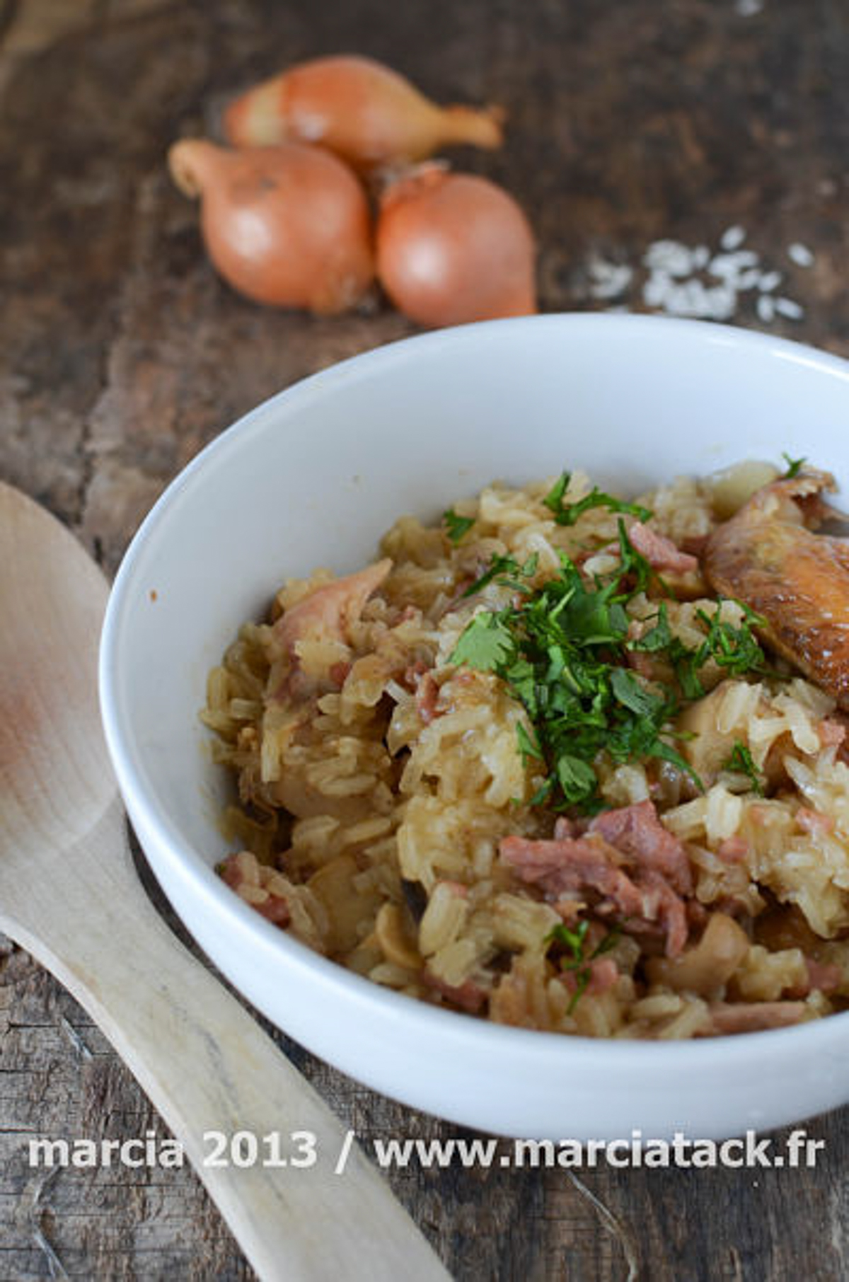 Plat de riz avec viande et légumes