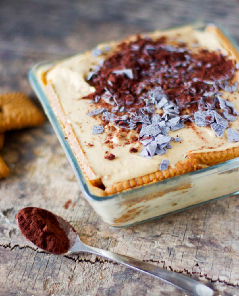 Tiramisu au spéculoos préparé dans un plat en pyrex type plat à gratin