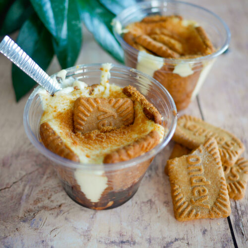 Dessert individuel avec spéculoos, crème et base chocolatée.