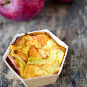 Gâteau aux pommes maison dans un moule en papier.