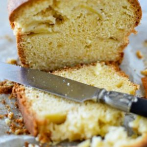 Brioche coupée, avec couteau. Vue rapprochée.