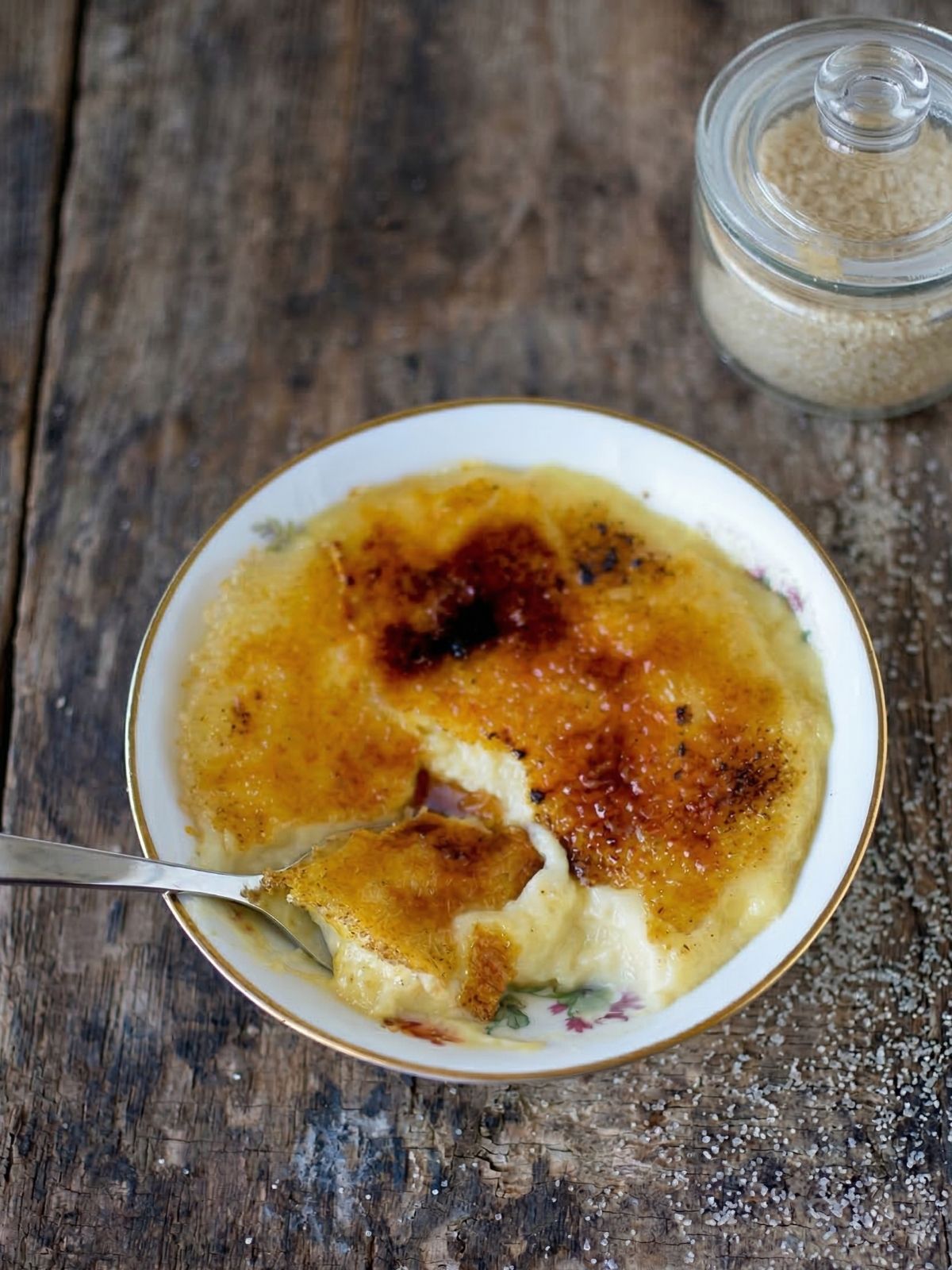crème catalane traditonnelle dans une coupelle avec la croûte de sucre caramélisée