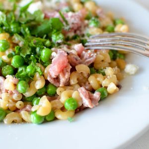 Recette de risotto de coquillettes aux petits pois et lardons