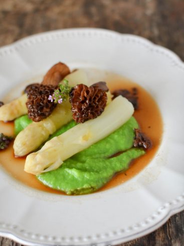 Plat gastronomique : asperges, purée de petits pois, morilles