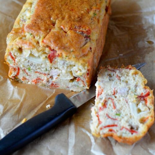 Pain de légumes coupé avec un couteau