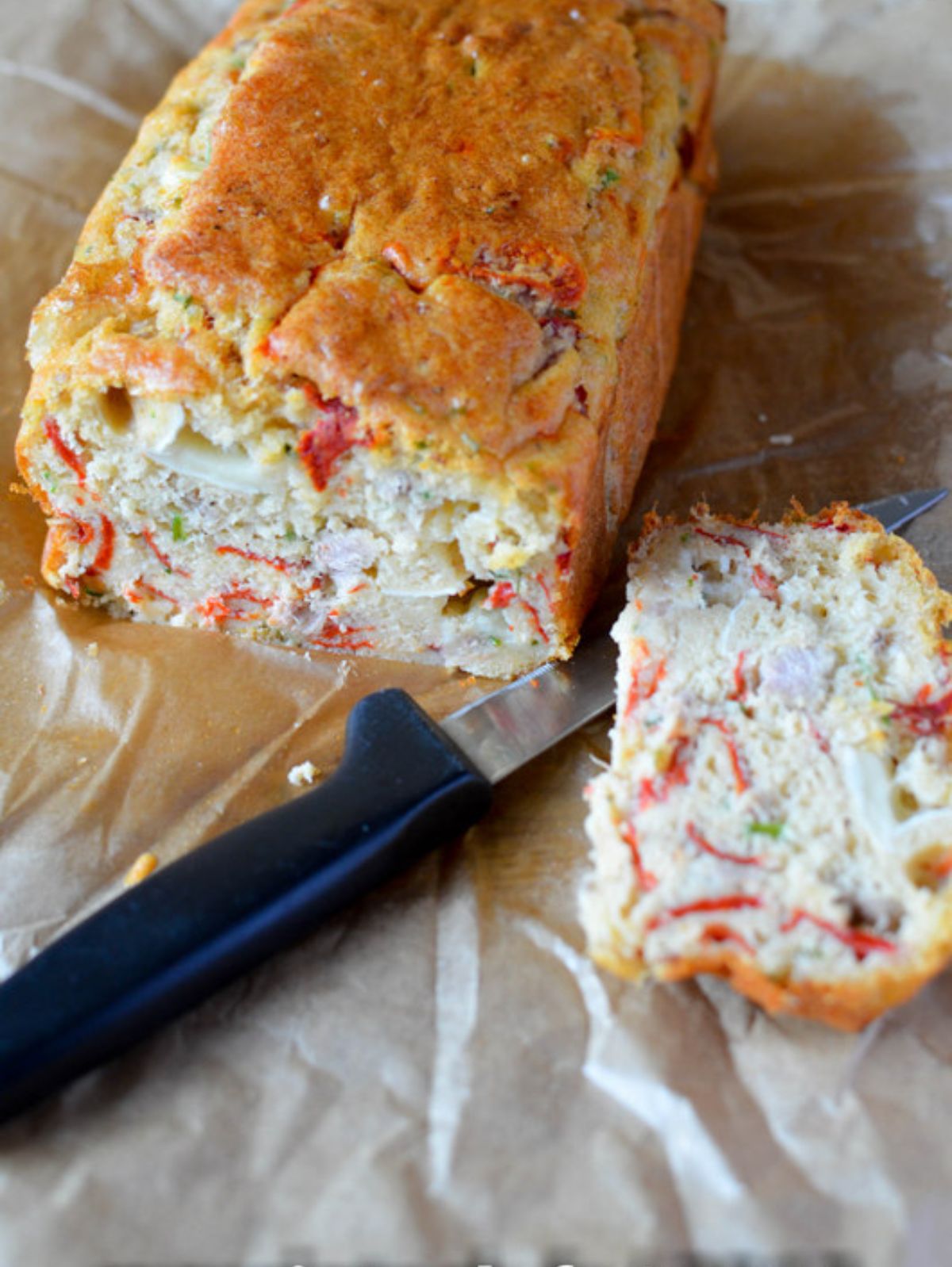Pain de légumes coupé avec un couteau