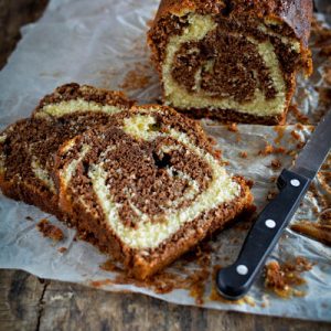 Gâteau marbré tranché, servi avec un couteau.